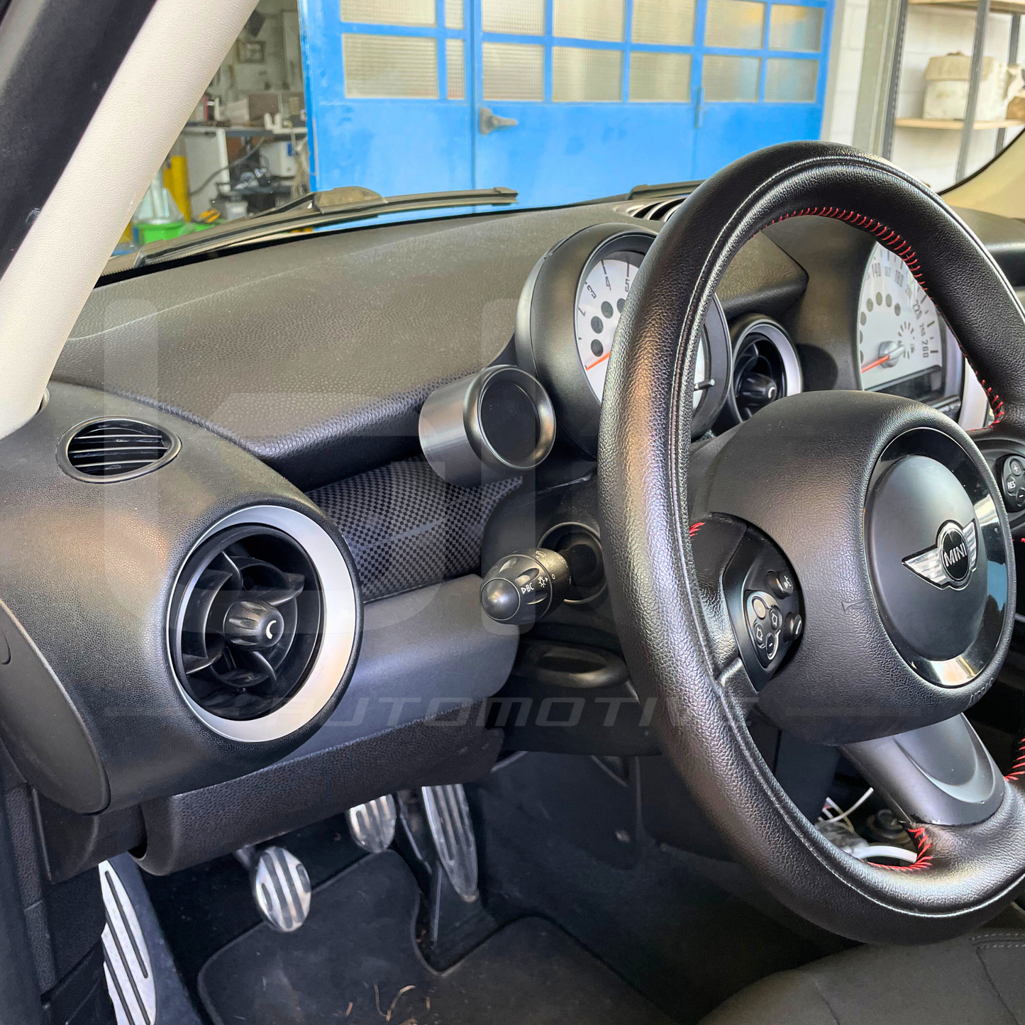 MULTIFUNCTION TOOL WITH INTEGRATED SUPPORT – MINI CLUBMAN R55 (2006 - 2014)